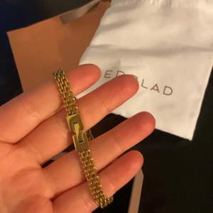 Säljer detta superfina guldpläterade armband från Edblad i storlek 18 cm. Nypris är 500 och mitt pris är 280. Den är använd några gånger men är så gott som ny och har fortfarande kvar sin färg samt inga avvikelser. FRAKT INGÅR😊🫶🏼