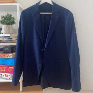 Kavaj - Blå kavaj från Riley, oanvänd! Storlek 48 (herr), men passar såklart även vem som helst, även snygg som oversize 💖