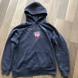 GANT hoddie - Säljer en riktigt fet och skön ganthoddie i storlek 170 cm, 15 years old. Väldigt bra skick och inga defekter på tröjan. 
