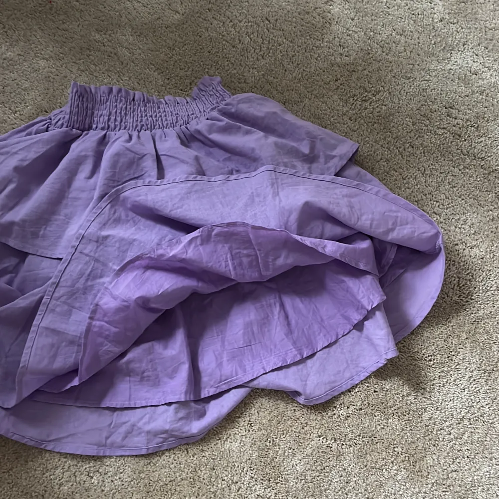 Så fin ljuslila volang kjol, helt ny!  Har tyvärr aldrig kommit till användning då jag har så många liknande🫶🏻 har även ett undertyg (se bild 3)❣️kan även användas som topp! Ifrån shein <3 använd gärna köp nu!. Kjolar.