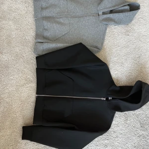 Zip hoodie - Säljer mina två weekday zip hoodies för att de är för små. Använda två gånger. Nypris st 590 mitt pris st 299 för båda 550