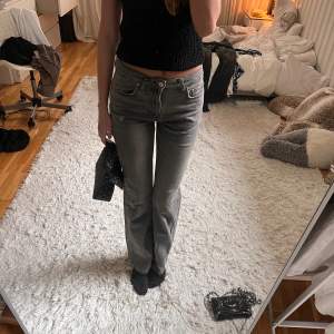 Sjukt snygga jeans från Gina, storlek 34 och bra i längden på mig som är 173 ungefär☺️