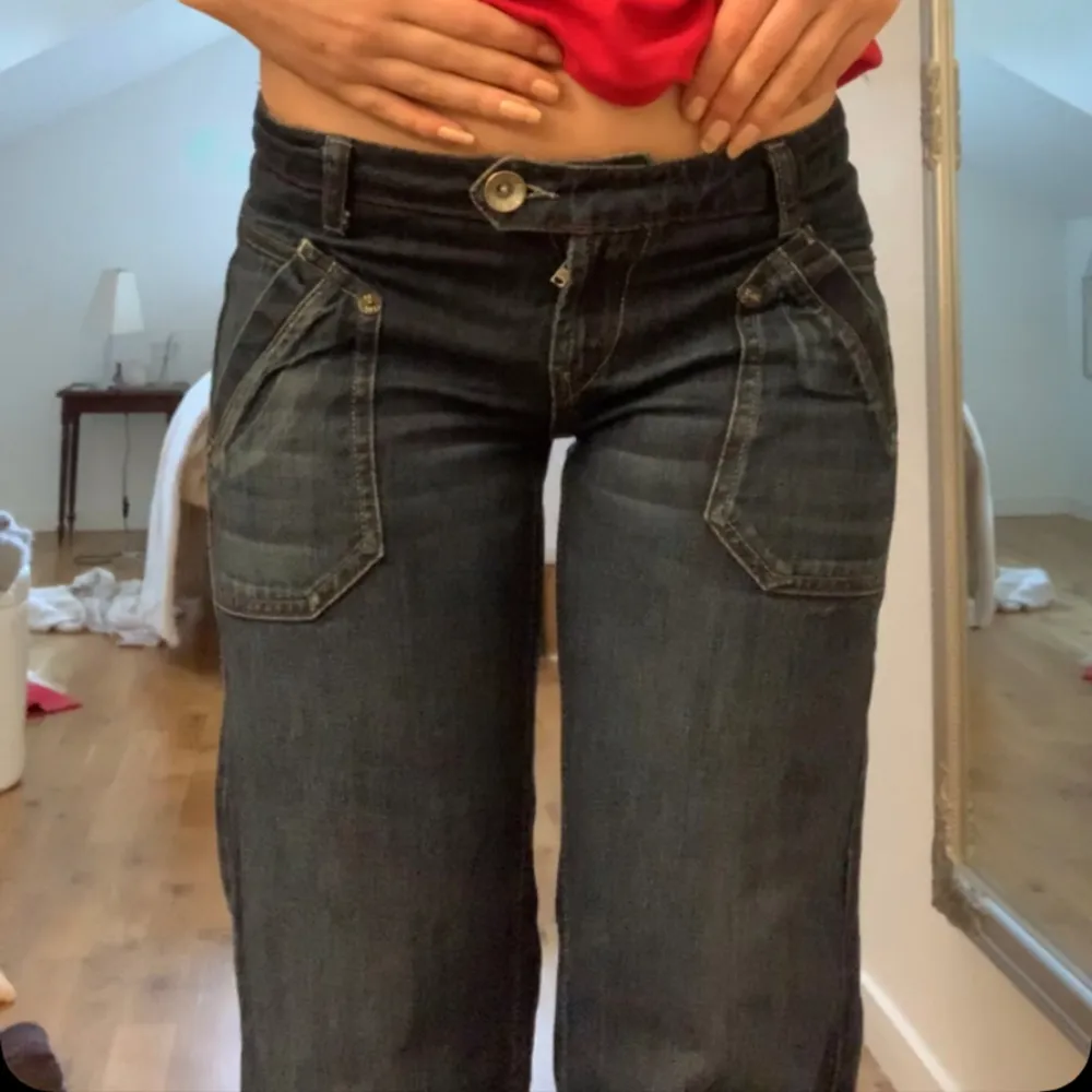 Jeans som ej kommer till användning. Osäker på storlek men midjemåttet är 36cm rakt över och innebenslängden är 73cm💓 passar någon runt 160🥰. Jeans & Byxor.