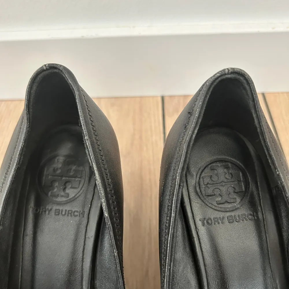 Tory Burch pumps med kilklack säljes! Fint skick  Storlek: 36. Skor.