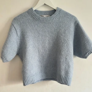 Stickad t-shirt Zara - Superfin ljusblå stickad t-shirt från zara med puffärmar!!💙