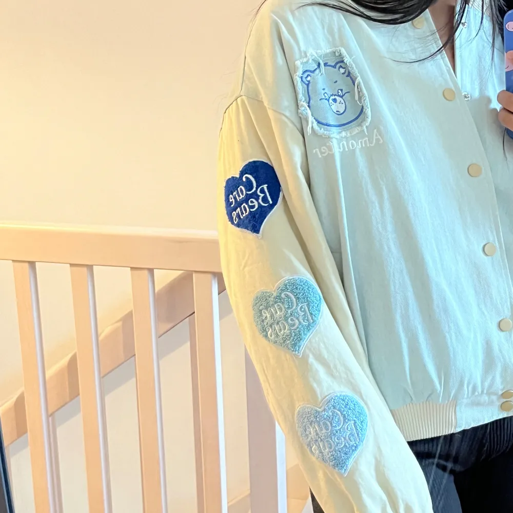 Använt enstaka gånger! Carebears bomberjacka, köpte från en kinesisk klädmärke som hade collaboration med carebears Såååå söta pattern på !! 100% bomull så håller dig varm o mysig 💝 Oversized på mig, bär själv s. Mera bilder kan skickas vid intresse. Takit.