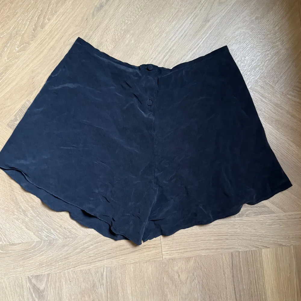 Underbara shorts i 100% silk. (Siden)   Superfin modell både att ha hemma eller ute. Väldigt smickrande på rumpan. . Shorts.