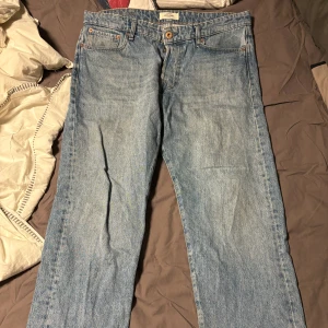 Jack&jones Jeans - Säljer dessa snygga Jack&Jones jeansen eftersom att jag har köpt nya. Skön tvätt och bra passform. Modell: Chris Hör av dig vid intresse eller om du har fler frågor☺️