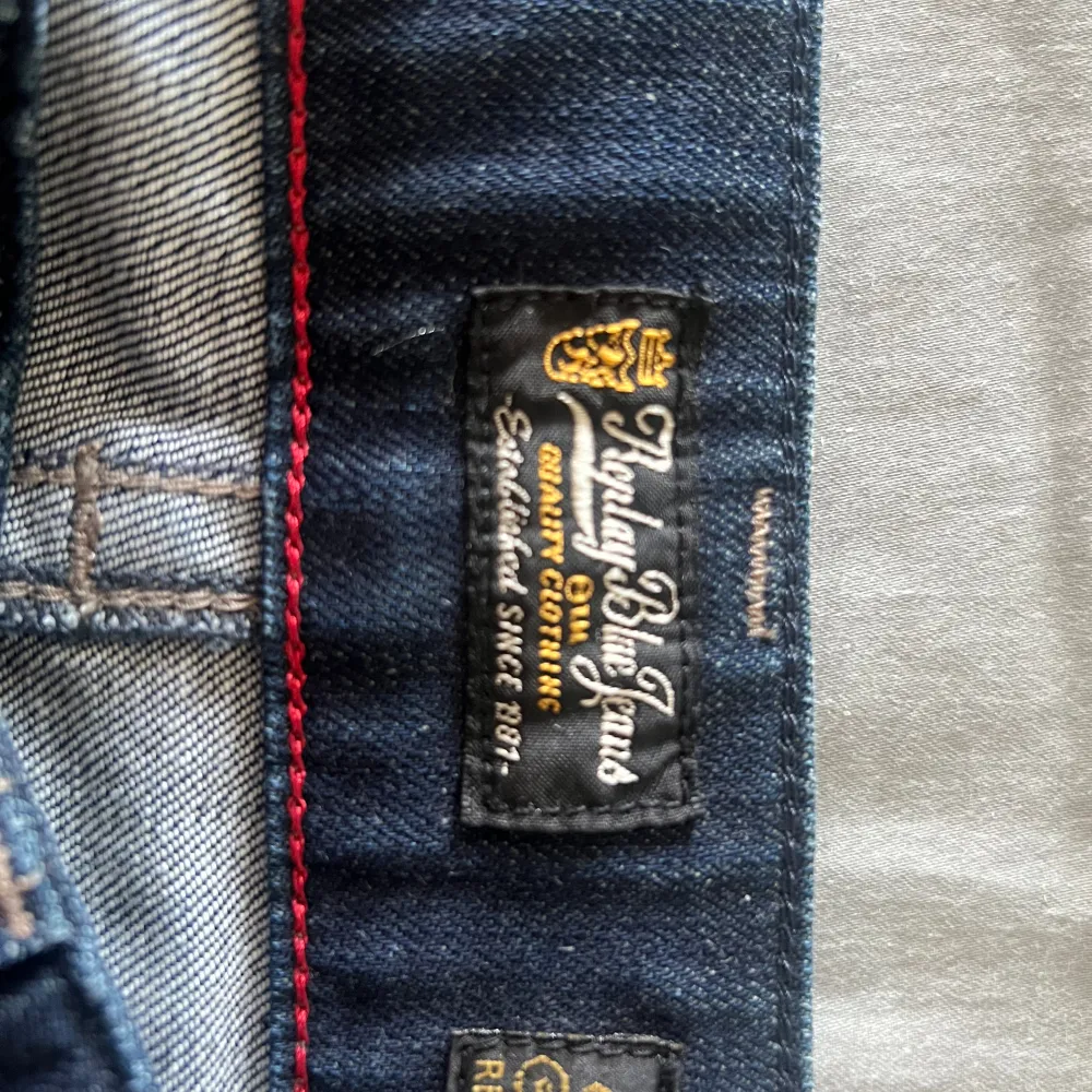 Vintage low rise straight jeans från Replay, säljer pga dem kommer inte till användning. Jätte bra kondition . Jeans & Byxor.