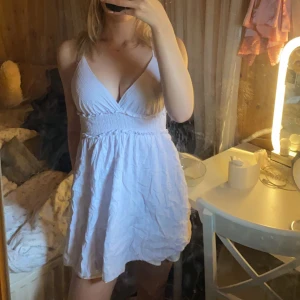 Klänning  - Säljer denna klänning då jag tycker den är lite för kort och har aldrig använt den  