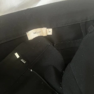 Kostymbyxor  - Svarta låg midjade kostymbyxor från NELLY i strlk 34, så fina o knappt använda 