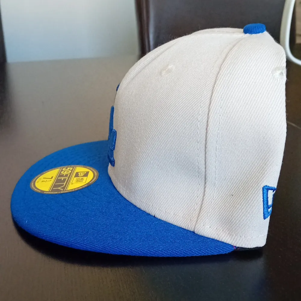 Säljer en New Era keps. LA variant. Öppen för förhandling. Ny pris 500 kr, helt oanvända. Accessoarer.