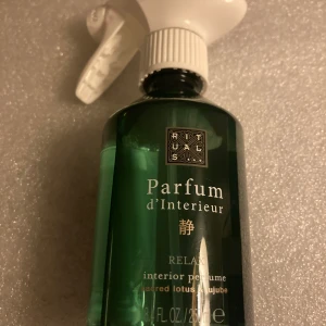 *NY*Jing Relax Rumsparfym, 250 ml, Fr Rituals  - Ny och oanvänd. Skapa en unik doftsensation i ditt hem med den här behagliga sprayparfymen. Sprayen sprider en varm och blommig arom som skapar en härligt avkopplande doftupplevelse. Parfymen innehåller lugnande ingredienserna sacred lotus & jujube. 