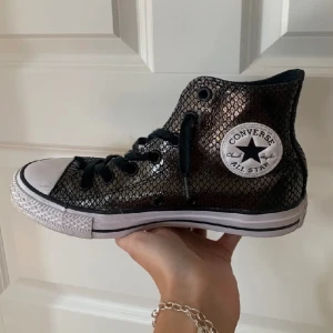 Converse - Ovanliga converse i fint skick! Möts gärna upp då jag inte står för fraktslarv❤️ Kan mötas Stockholm stad/ Norrort! 