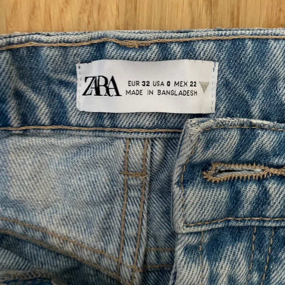Säljer mina jeans från zara, använt ett fåtal gånger. . Jeans & Byxor.