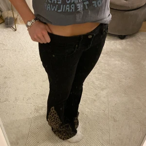Lågmidjade utsvängda jeans  - Säljer dessa sjukt snygga utsvängda lågmidjade jeansen med leopardmönster🐆🐆