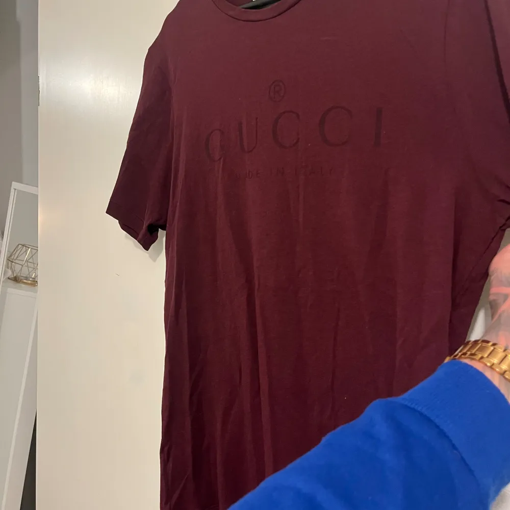 Oanvändbar Gucci tshirt med en fin färg, lappen sittrr kvar!  Köpt för flera år sedan och glömt av, nu för liten. . T-shirts.