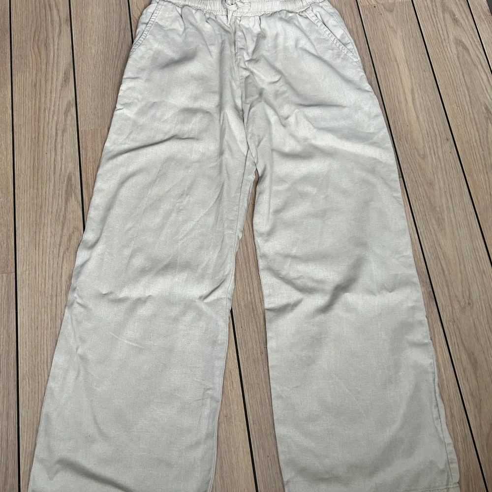 Beiga lågmidjade linnebyxor i fint skick säljes.  Storlek: 140cm  . Jeans & Byxor.