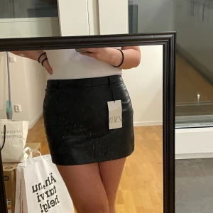 Skinnkjol - Kort mini kjol. Storlek L men ser ut såhär på mig som har M. Prislappen kvar. Köpt för 329kr.