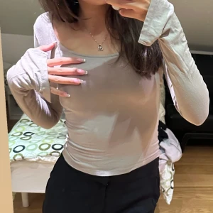 Begige top🤍 - Jätte fin begige top med slits på sidan, från Gina Tricot 🤍använd endast 1-2 gånger, i väldigt fint skick (pris kan diskuteras) har lagt upp den i svart också🤍