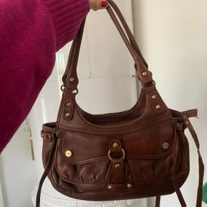 Vintage skinnväska!💓 - Älskar! Syns på lädret att den är använd men annars i fint skick!💓