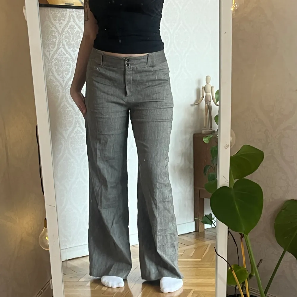 Beiga/ gråa byxor i superskönt mjukt tyg. High/ mid waist men går även bra att bära lägre. Vida ben. Köpta second hand men i mycket bra skick.. Jeans & Byxor.