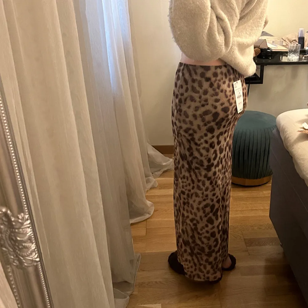 Säljer min leopard kjol från zara som är slutsåld, stl S!  Har aldrig använt den, så prislappen är kvar.  🫶🏼🥰. Kjolar.