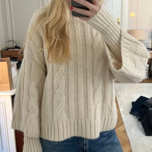 Unik stickad tröja  - Typ oanvände jätte snygg zara tröja med dubbla ärmar!! 