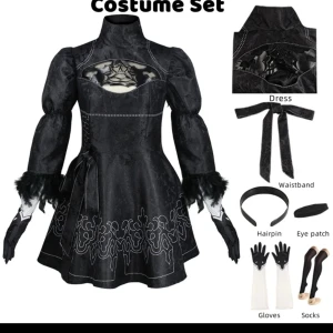 2-B cosplay - B2 cosplay. Storlek s. Oöppnad. Köpte två. Medium passar mig. (Se bild)(180cm) köpte för 600. Säljer för 500 då handskarna och ögonbindelnn ej går att använda för bajsgjorda. Allt i första bilden ingår. Skorna är köpta på asos för 160. Ingår inte.