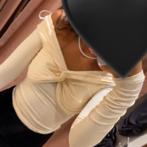 Begige ofkjolder🤍 - Skit snygg Begige långärmad ofkjolder🤍 knappt använd o i väldigt fint skick🤍 passar till alla tillfällen och inte så tjockt material. 