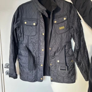 Barbour jacka - En snygg och elegant vår/höst jacka 🤍  Barbour jacka i nyskick, endast använd under en vår. ☺️