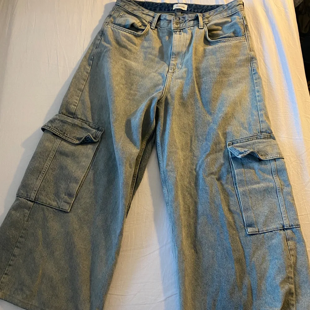 Köpte för 650 från zalando Använd fåtal gånger men det är för loose för mig  Pris går att diskutera  Passar perfekt till waist 80-86cm. Jeans & Byxor.