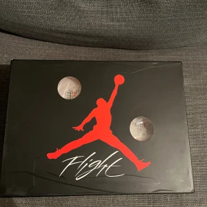 Intressekoll på Jordan 4 Off white sail  - Funderar på att sälja mina Jordan 4 Off white sail. Absolut nyskick, endast använda en gång och har tyvärr inget kvitto.