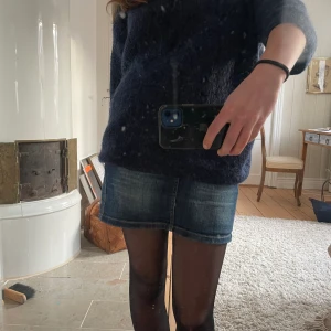 Jeanskjol - Så fin jeanskjol som tyvärr blivit förliten :(  perfekt på sommaren! skriv för fler bilder 💗