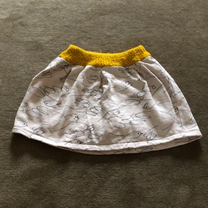 Kjol  - En kjol som är super fin. Storlek 6-7. 