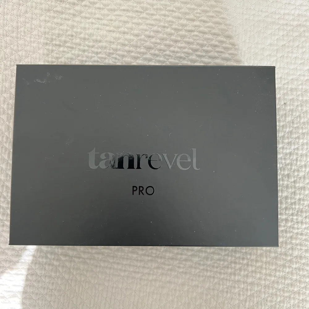 Helt oanvänd Tan Revel Pro som är köpt för ca 1300 kr. Med kommer också ett oanvänt hårband.. Övrigt.