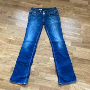 Ett par coola lågmidjade jeans. Har inga defekter förutom där nere (bild 5) innerbenslängden:84 cm midjemått: 37 cm tvärs över. Kan tänka mig att sy de kortare för att få bort hålet men då blir det lite dyrare❤️