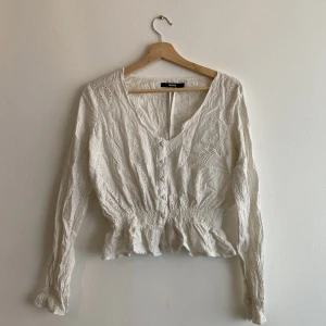 Topp till sommaren  - Så fin, kommer dock inte till användning. 100% bomull med lite svalkande hål i så perfekt för sommar