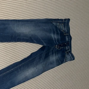 Dsquared2 Jeans - Tja, säljer nu dessa över feta dsq2 jeans. Väldigt bra skick utom att det finns ett litet hål som är näst intill osynligt. 