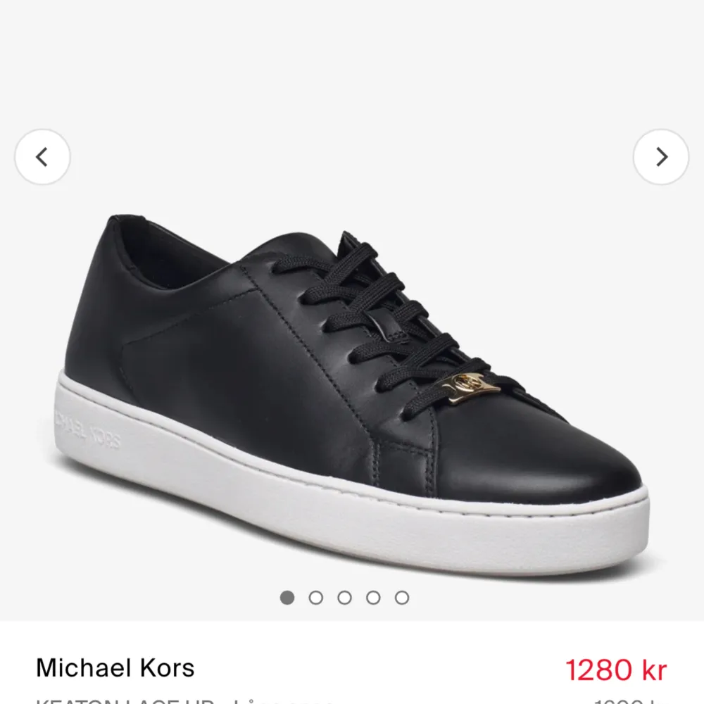 Säljer mina Michael kors skor eftersom dom inte kommer till användning, pris kan diskuteras❤️. Skor.