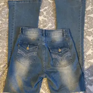 Säljer mina jätte snygga jeans för de it kmr till användning längre. De har jätte snygga detaljer på fickan och har inga skador på. Skicka privat för fler bilder eller frågor.
