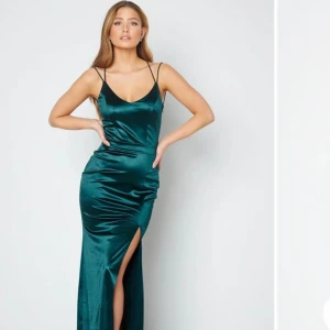 Söker !! - Söker dena klänning från bubbleroom i storlek 34/32 helst. Kontakta gärna mig om ni är intresserade av att sälja💚💚