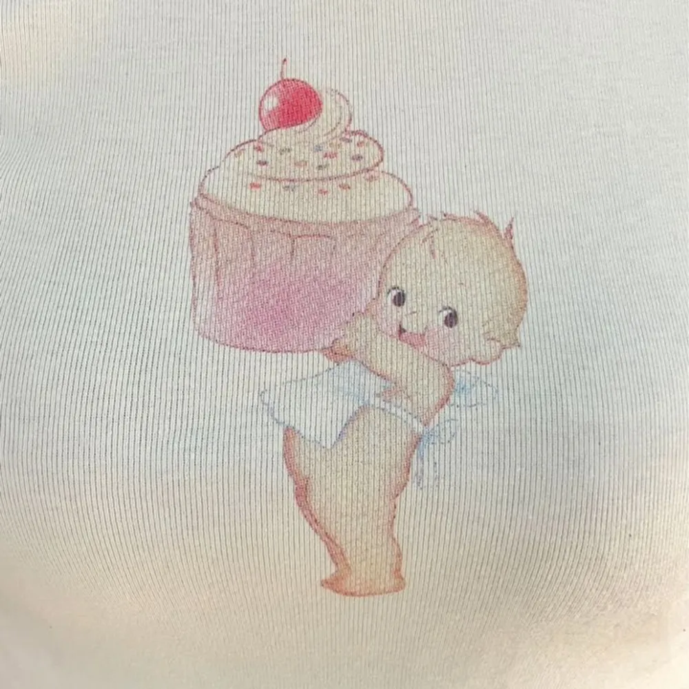 Söt linne från Brandy Melville 🤍 One Size, jag brukar ha S och den passar mig 🤍 I nyskick, bara testad. Postar jättesnabbt, samma dag du köper!!. Muu.