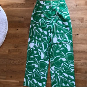 Monki dressy trouses  - Nya byxor från Monki med vida ben och hög midja. I modellen dressy trouses. Aldrig använda! 