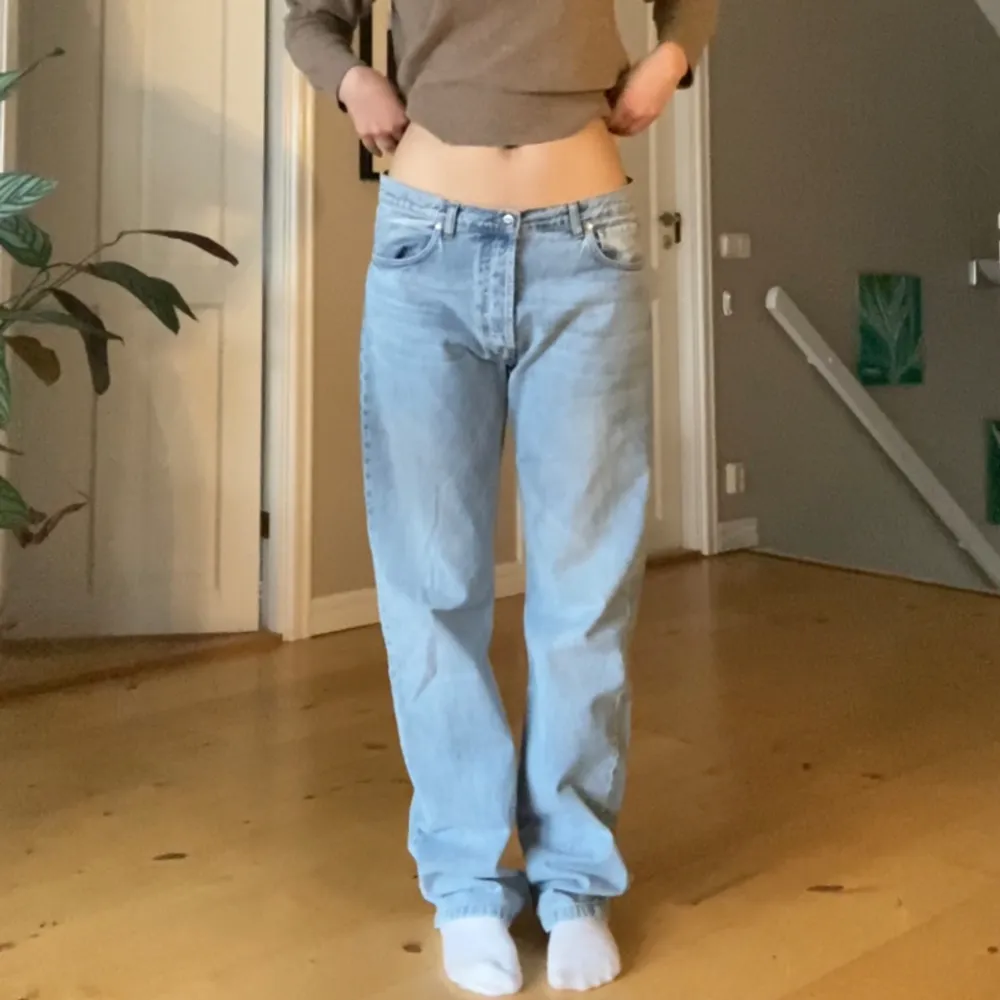 Säljer mina djerf avenue relaxed fit jeans tall då de tyvärr har blivit för stora för mig. De är i storlek 30 (M-L beroende på önskad fit). Nypris är 1500kr (~150 dollar)  Mått: Midja: 45cm Höft: 58 cm Innerbenslängd: 86cm. Jeans & Byxor.