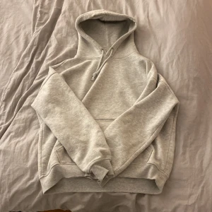 grå hoodie - as najs hoodie med lite oversized fit, fler frågor i dm🤍