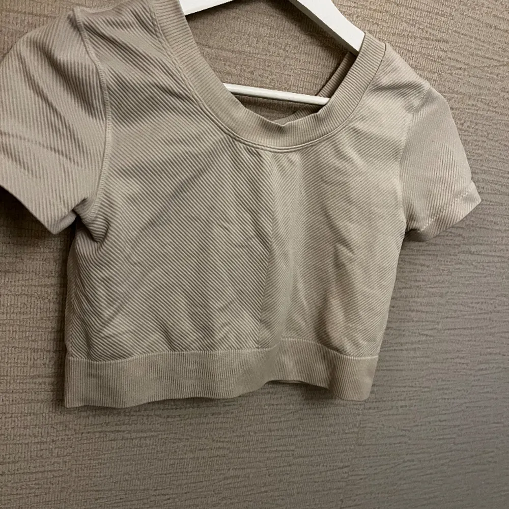 Kort tränings tröja. Den är i storlek M men passar S eftersom det är en tajtare modell.. T-shirts.