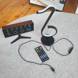 lampor  - lampor i rätt så bra skick. Den ena har en massa inställningar som är svinbra för att anpassa till rummets vibe. Escape room lampan är batteri driven och lyser blått. Kom gärna med prisförslag. Kan skicka fler bilder där lamporna är ingång också :) 