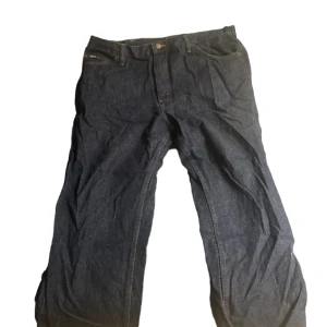 lee jeans - ett par skit snygga lee jeans med baggy passform. passar perfekt om du vill ha baggy jeans. de är lite klippta där nere men de passar bra på mig som är ungf 175. kom privat om du vill ha mer information 