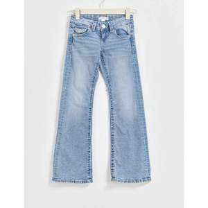 Säljer dessa helt nya aldrog använda lågmidjade jeans från Gina. Skit fin men passar inte mig. Fickor på baksidan. 